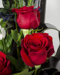 Arrangement with 7 roses, eustoma and gypsophilla – imaginea 3