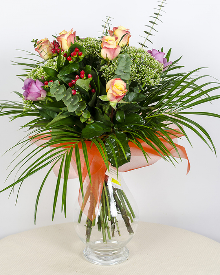 9 Roses bouquet decorated with greenery – imaginea 1
