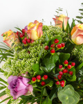 Buchet cu 9 trandafiri şi verdeaţă decorativă