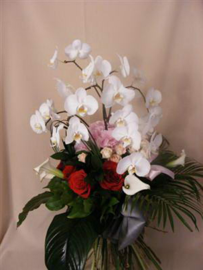 Buchet cu orhidee phalaenopsis albă, trandafiri şi cale – imaginea 1
