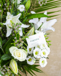 Aranjament funerar cu trandafiri, crini şi frezii