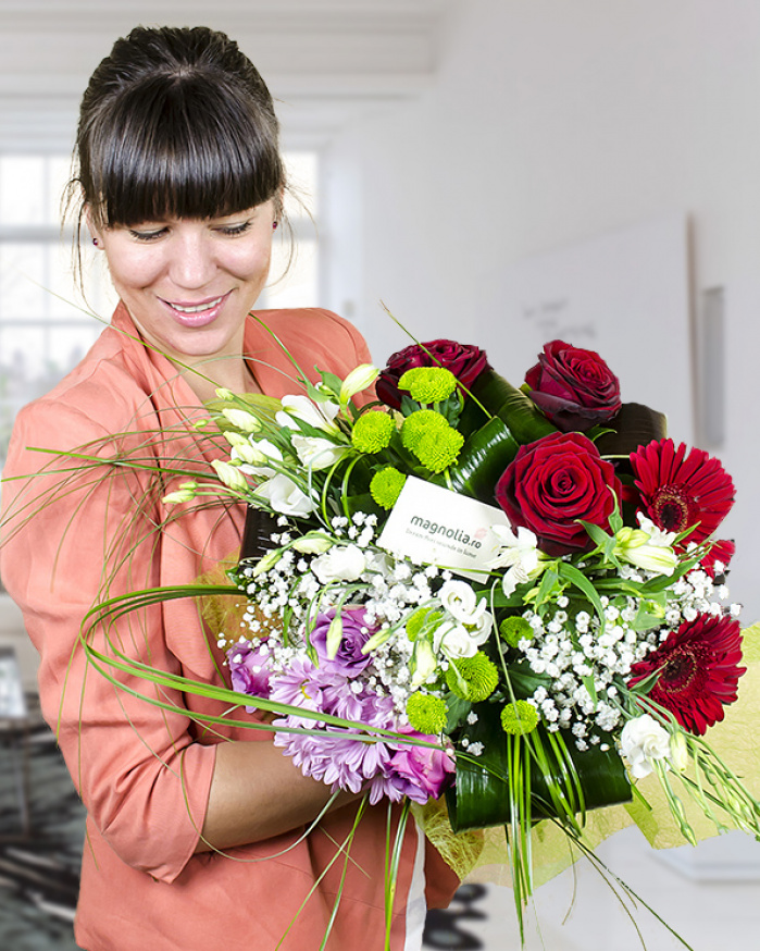 Bouquet with white, pink, mauve and red flowers – imaginea 1