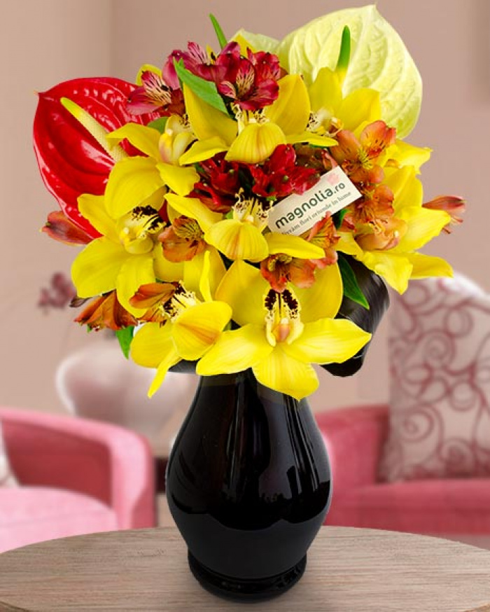 Buchet cu orhidee cymbidium galbenă şi anthurium – imaginea 1