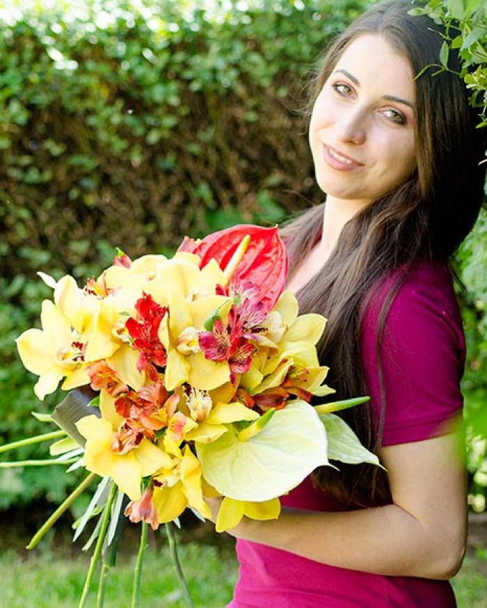 Buchet cu orhidee cymbidium galbenă şi anthurium – imaginea 2