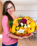 Buchet mix cu gerbera, trandafiri şi crizanteme – imaginea 1