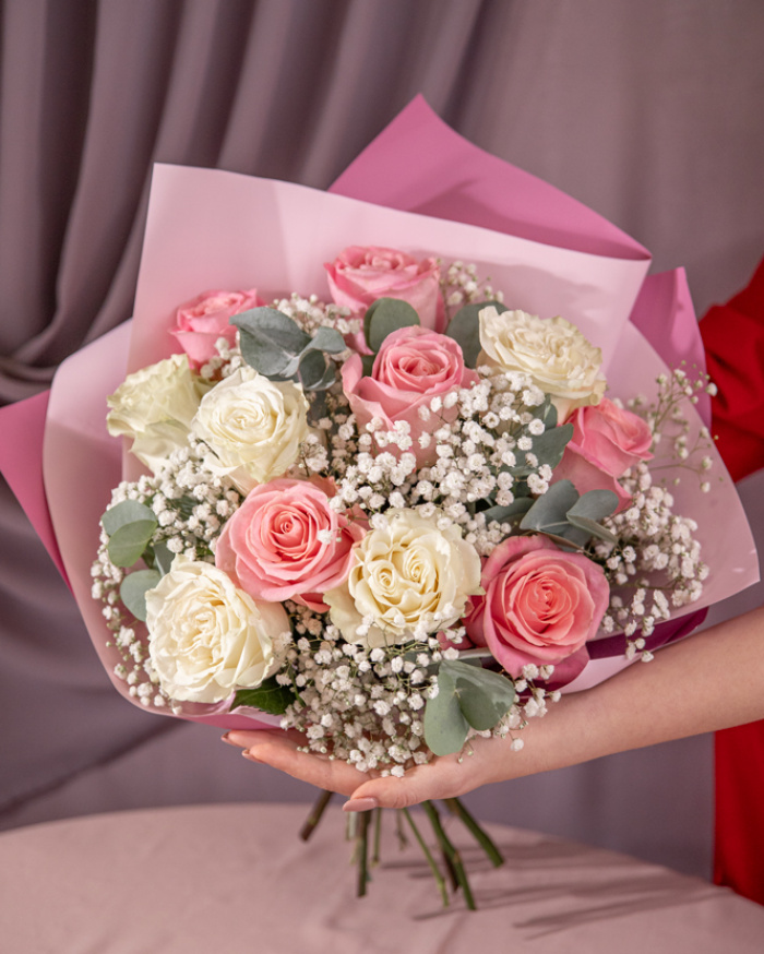 Buchet clasic din trandafiri albi şi roz – imaginea 3