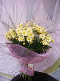 Buchet din crizanteme crem cu gypsophilla şi beargrass