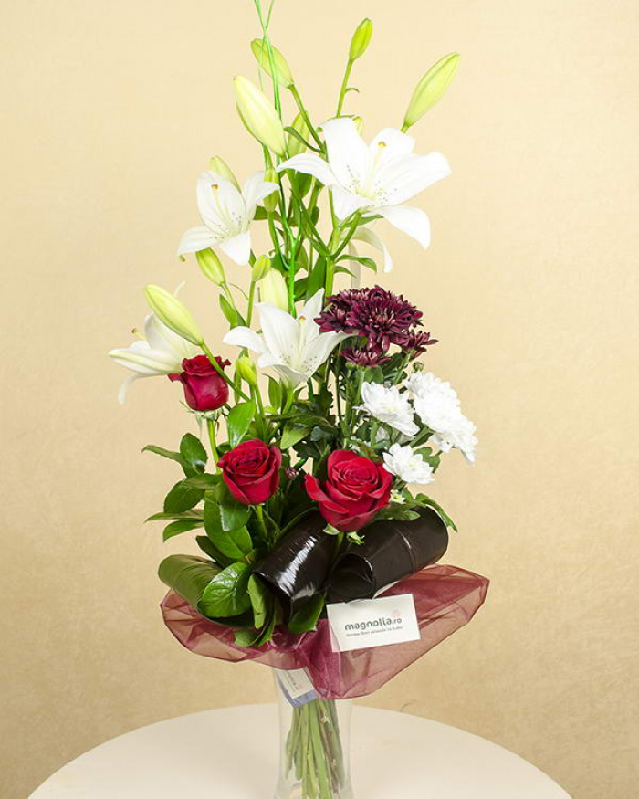 Buchet crini, crizanteme, trandafiri şi accesorii