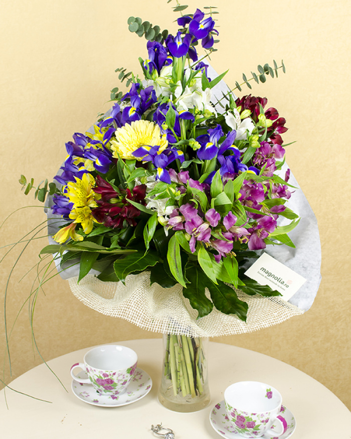Buchet irişi, alstroemeria şi gerbera – imaginea 1