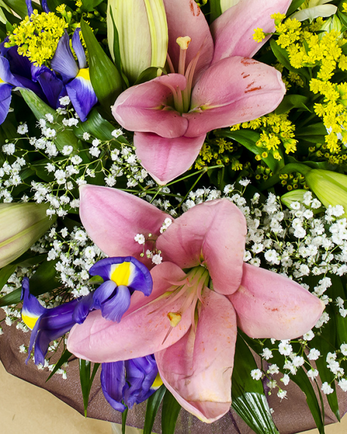 Bouquet with lilies and irises – imaginea 4