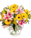Buchet cu crini și gerbera galbenă