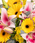 Buchet cu crini și gerbera galbenă