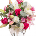 Buchet elegant de crini și trandafiri