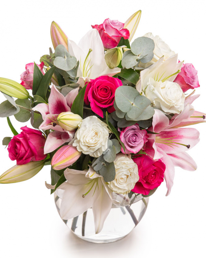 Buchet elegant de crini și trandafiri – imaginea 1