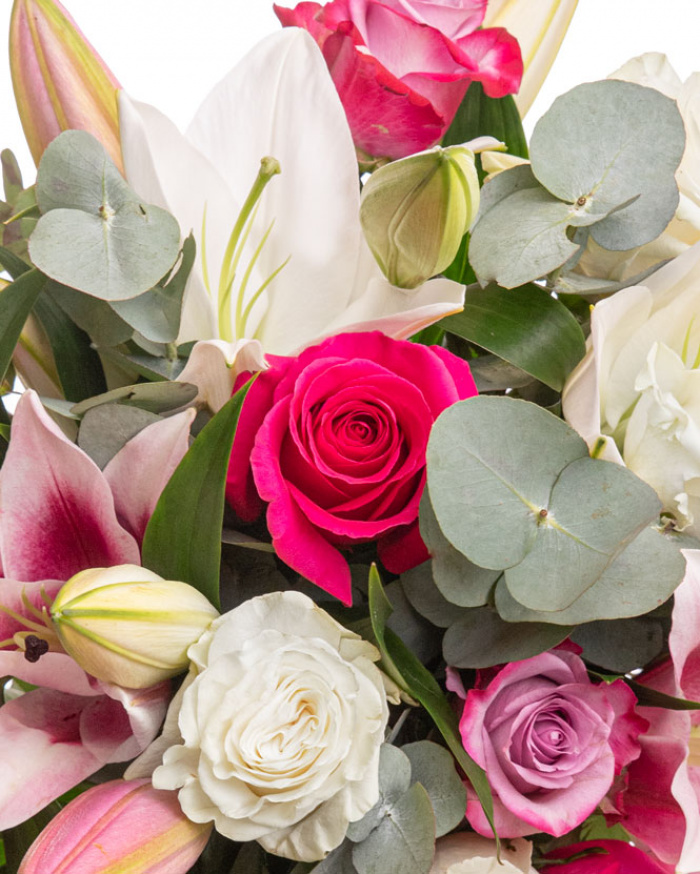 Buchet elegant de crini și trandafiri – imaginea 2