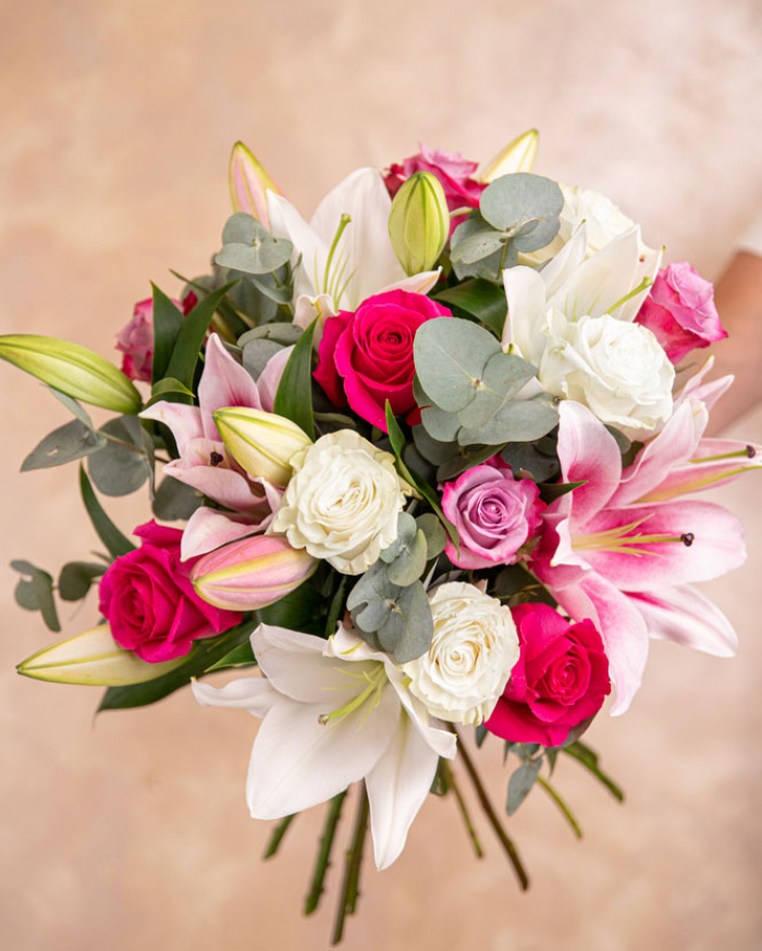 Buchet elegant de crini și trandafiri – imaginea 3