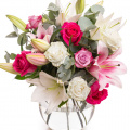Buchet elegant de crini și trandafiri