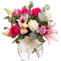 Buchet elegant de crini și trandafiri