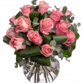 Buchet trandafiri roz decoraţi cu eucalipt
