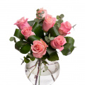 Buchet trandafiri roz decoraţi cu eucalipt