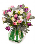 Buchet lalele şi frezii decorate cu verdeaţă – imaginea 1