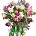 Buchet lalele şi frezii decorate cu verdeaţă