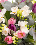 Buchet lalele şi frezii decorate cu verdeaţă – imaginea 2