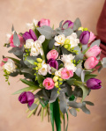 Buchet lalele şi frezii decorate cu verdeaţă – imaginea 3