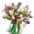 Buchet lalele şi frezii decorate cu verdeaţă