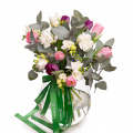 Buchet lalele şi frezii decorate cu verdeaţă