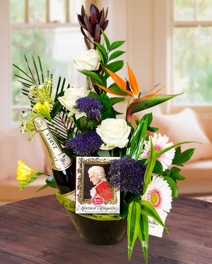 Arrangement with flowers, champagne and chocolate – imaginea 1