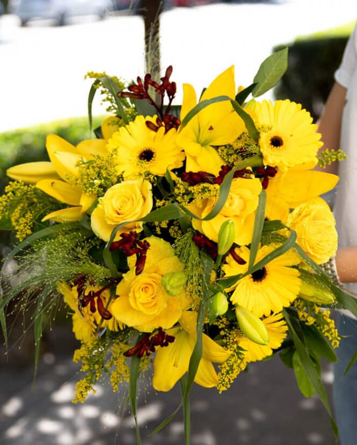Buchet cu flori galbene – imaginea 3