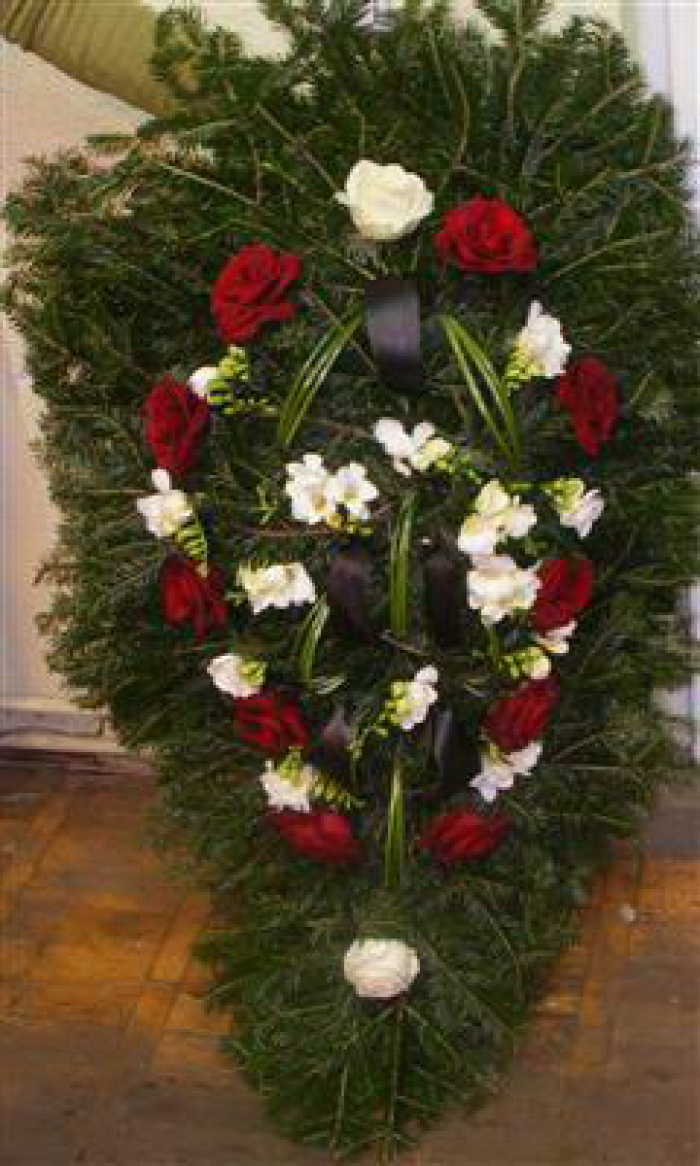 Coroană funerară cu trandafiri şi frezii – imaginea 1