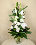 Buchet cu 13 trandafiri crem, crini imperiali şi cale indigo – imaginea 1