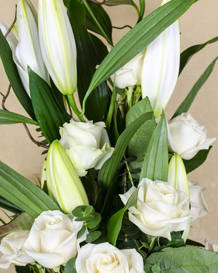 Buchet cu 13 trandafiri crem, crini imperiali şi cale indigo – imaginea 3
