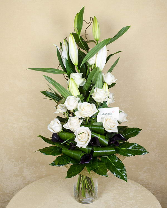 Buchet cu 13 trandafiri crem, crini imperiali şi cale indigo