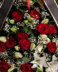 Coroană funerară cu crini şi trandafiri – imaginea 2