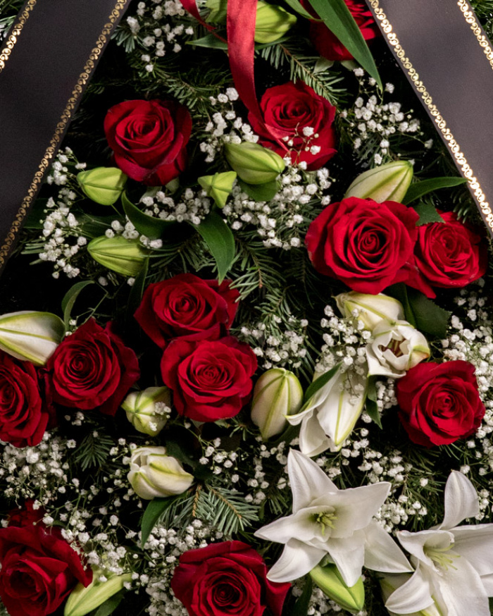 Coroană funerară cu crini şi trandafiri – imaginea 2