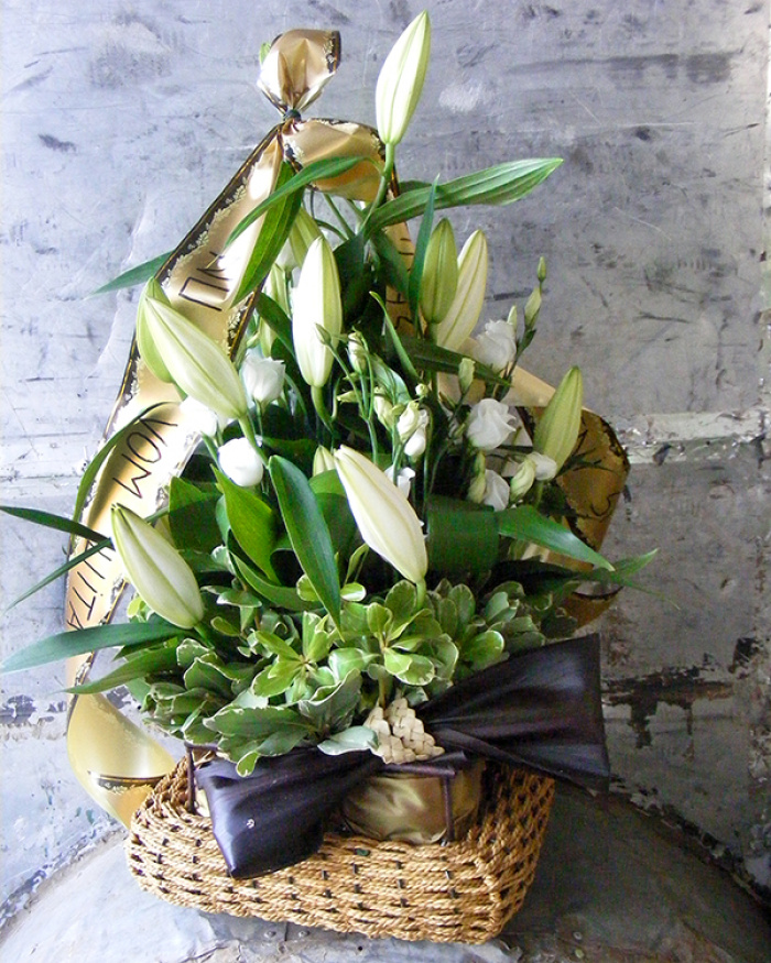 Aranjament funerar cu eustoma şi crini imperiali