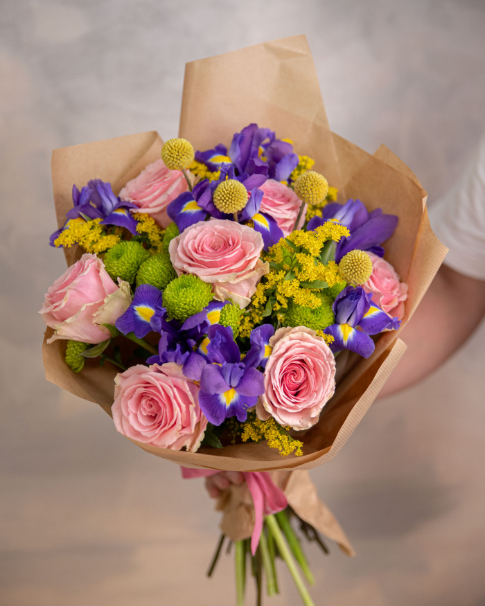 Bouquet of pink roses and irises – imaginea 3