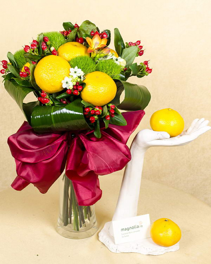 Bouquet with tangerines and classic flowers – imaginea 1