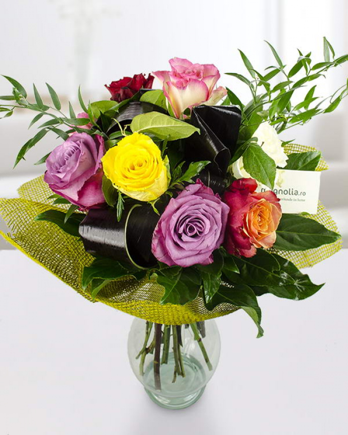 Bouquet with roses and decorative leaves – imaginea 1