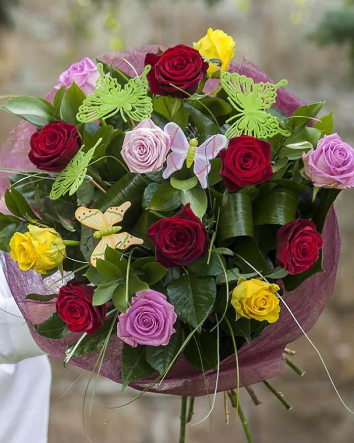 Buchet cu trandafiri, accesorii şi fluturaşi