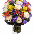Buchet trandafiri albi alstoemeria și iriși