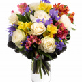 Buchet trandafiri albi alstoemeria și iriși