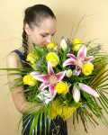 Buchet crini şi trandafiri  galbeni – imaginea 1