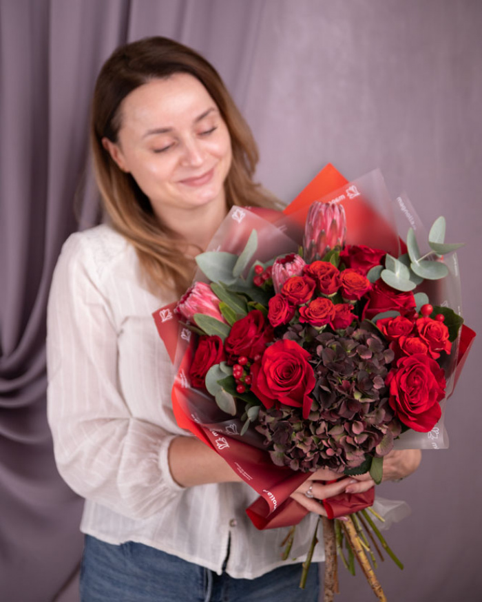 Buchet protea şi trandafiri – imaginea 3