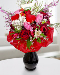Buchet trandafiri decorat cu flori roz