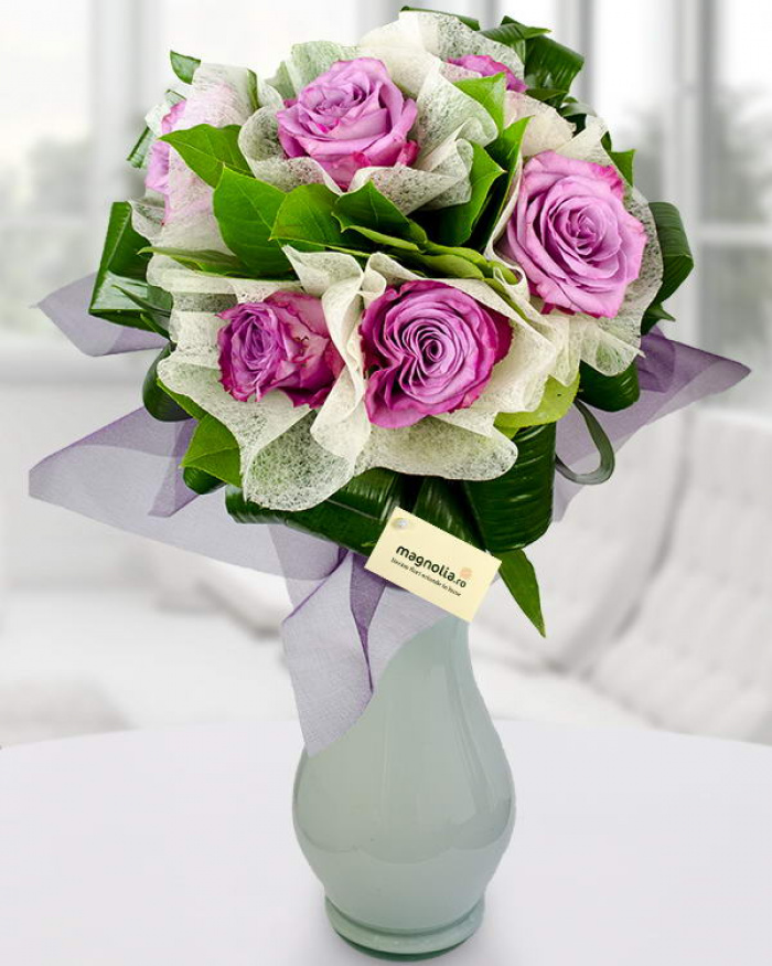 Buchet 7 trandafiri roz cu aspidistra şi panglică decorativă