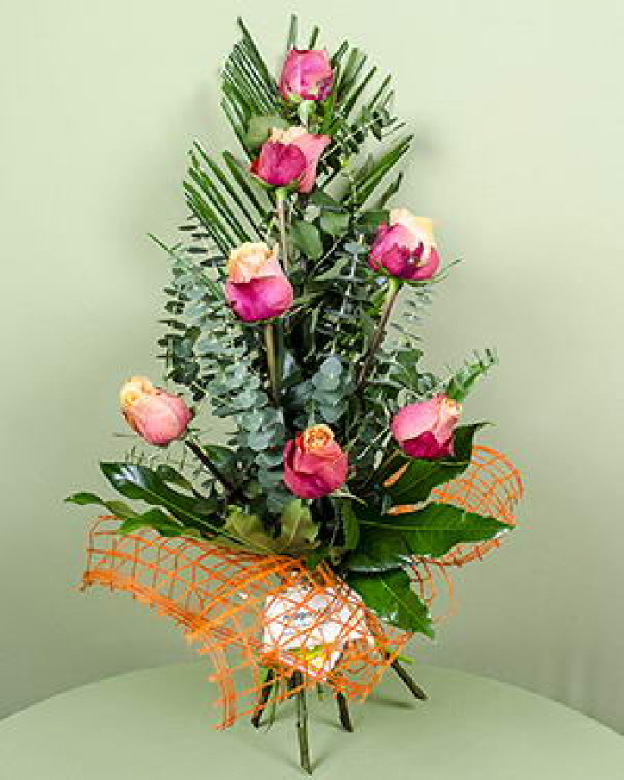 Buchet 7 trandafiri decoraţi cu asparagus şi Phoenix – imaginea 1